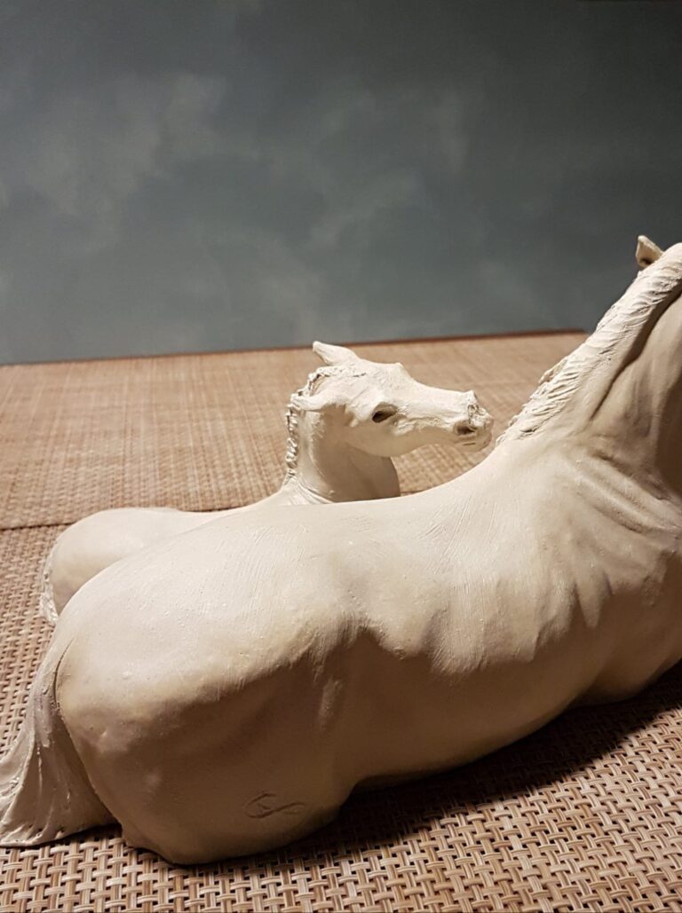 A la mère - Sculpture en grès blanc avant cuisson