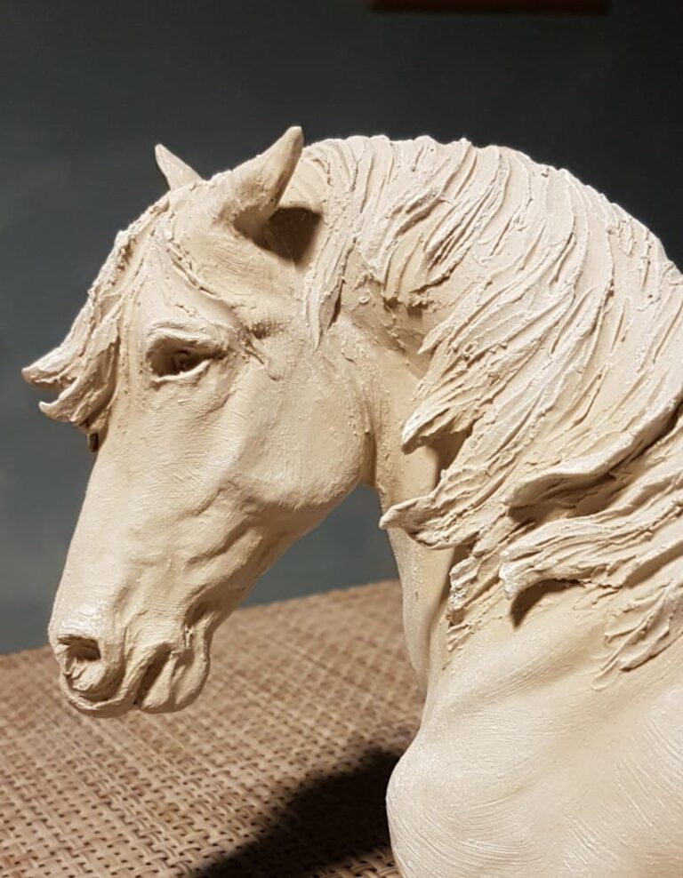 A la mère - Détail - Sculpture en grès blanc