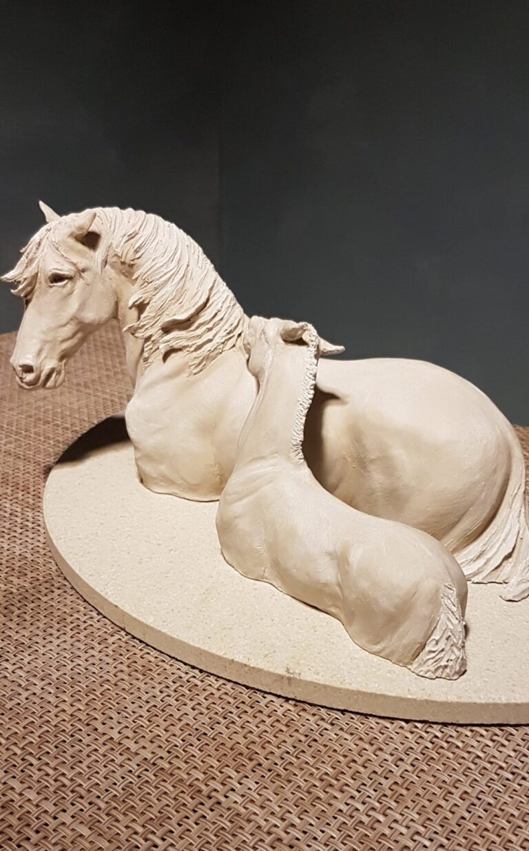 A la mère - Sculpture en grès blanc