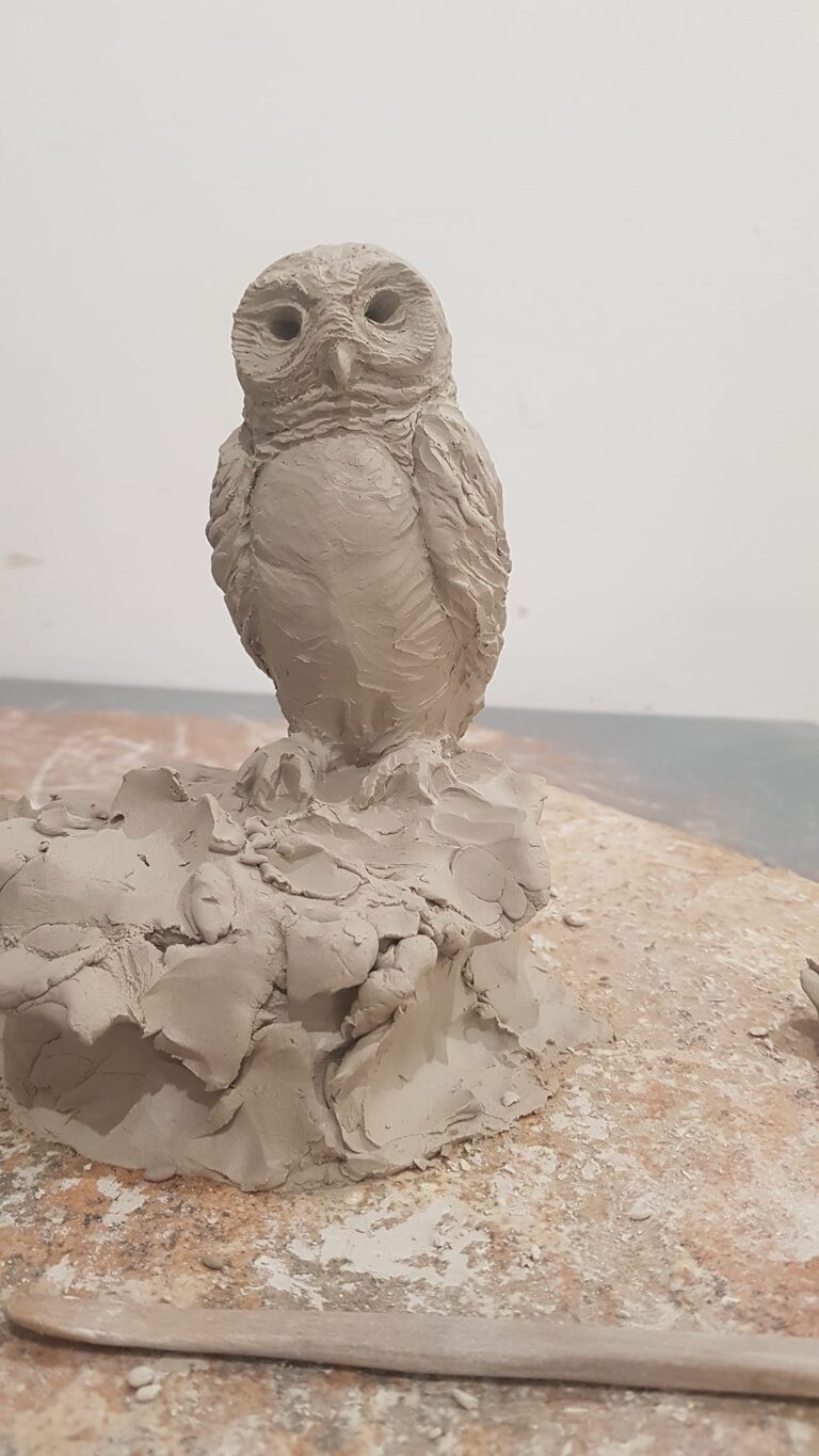 Chouette - Sculpture en grès blanc avant cuisson