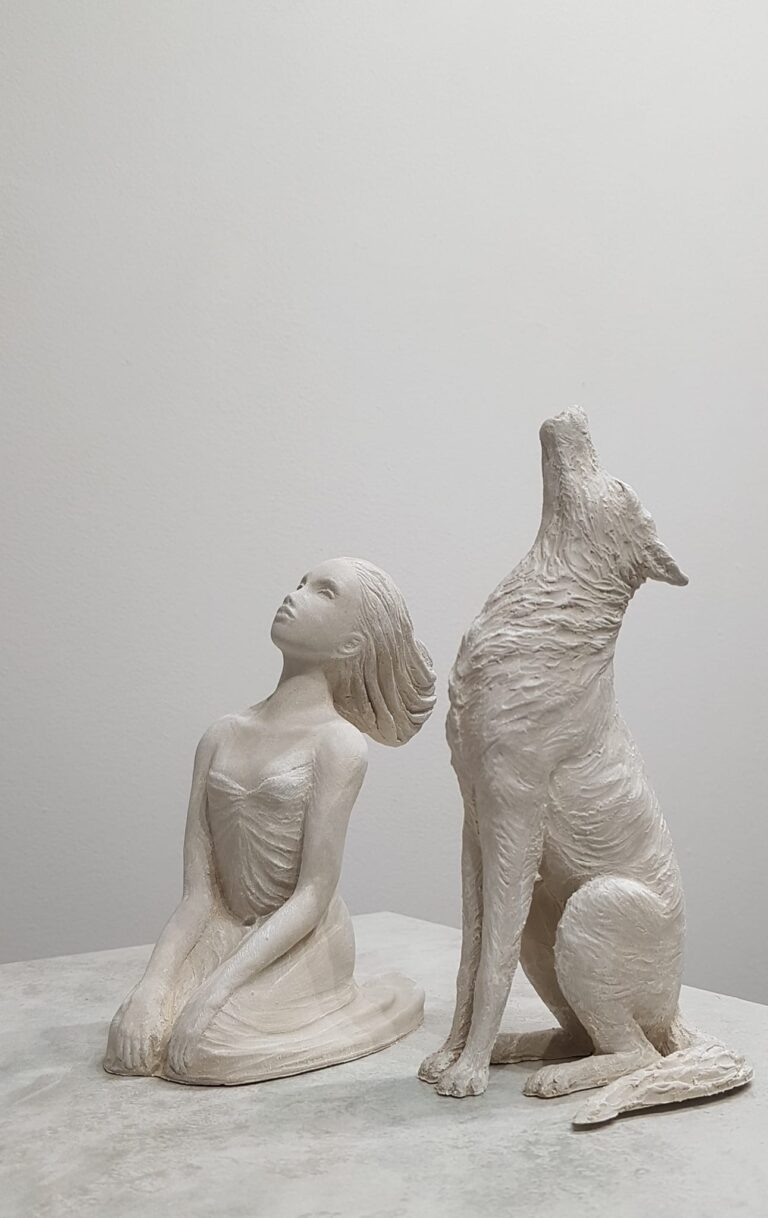 Don't look up - Sculpture en grès blanc