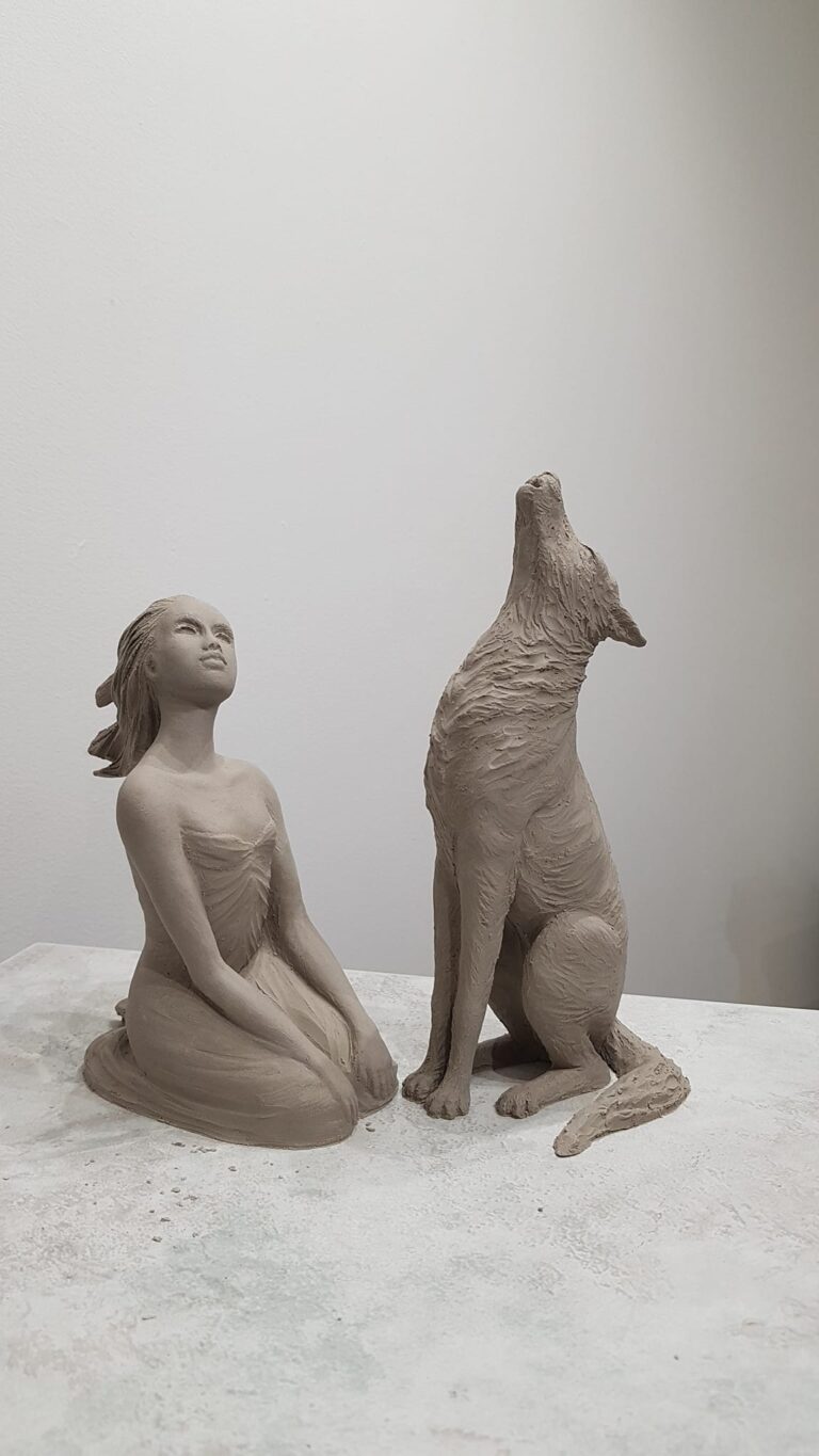 Don't look up - Sculpture en grès blanc avant cuisson