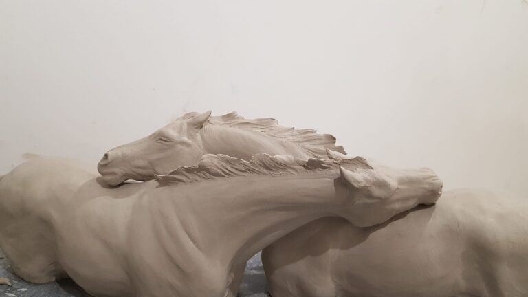 Les z'am - Sculpture en grès blanc