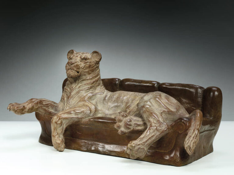 Lionne sur canapé - Sculpture bronze